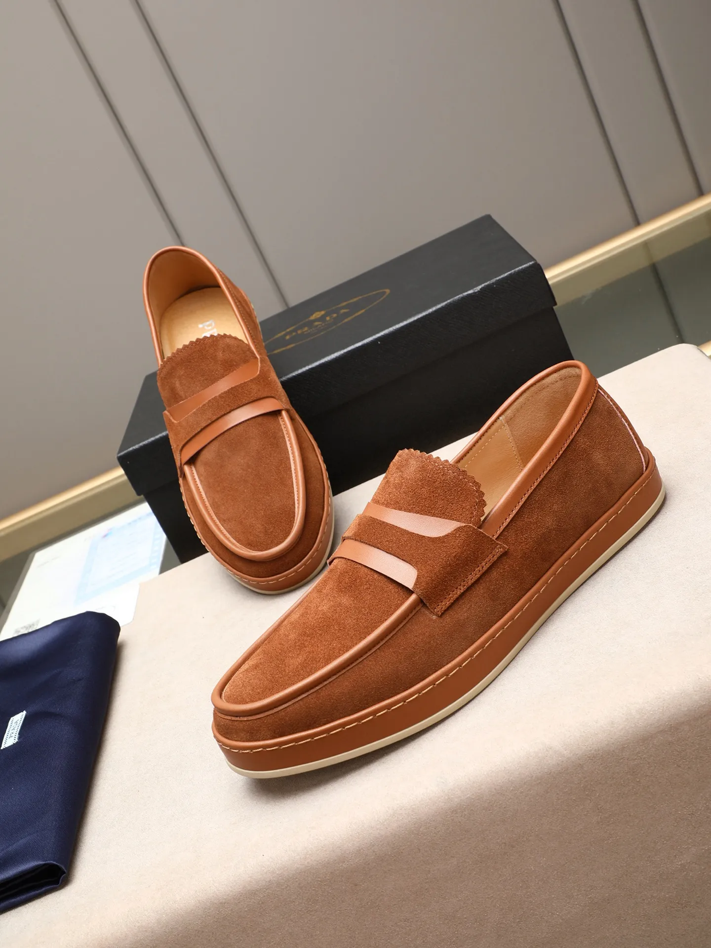 Men's men's shoes 💰P420 🆕🔥New update🔥👟PRADA (Prada) new products are released, imported soft cowhide, fashionable to allow air to penetrate the entire shoe, and the awesome shoes [strong] bring an extremely comfortable and breathable feeling! Beautiful inside and out! Exquisite workmanship, top-grade cowhide material, 😌Number: 38~44 (45 customized) 4 colors of black, blue, gray to choose from.
